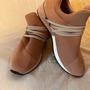 A new day women sneakers, new size 8